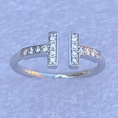 Dámsky prsteň z bieleho zlata so zirkónmi K924b