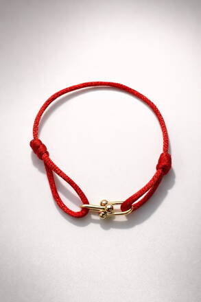 Červený náramok proti urieknutiu so zlatou ozdobou RH09